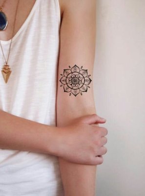  Tatouage mandala sur le milieu du bras